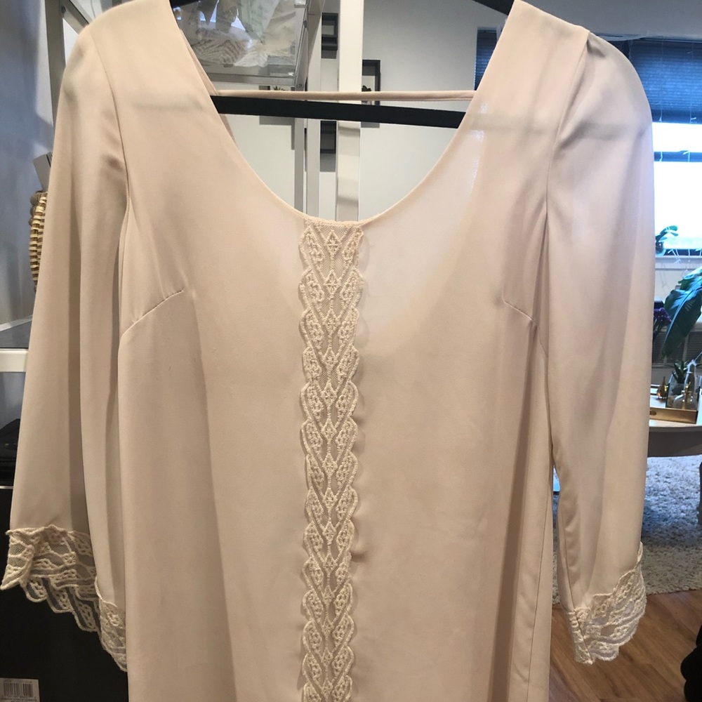 Off-white loose short dress.